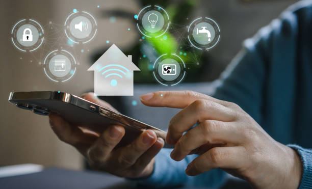 utilisation humaine smartphone maison intelligente système de contrôle domotique application, iot, objet connecté, appareils, technologie d’innovation réseau internet, maison, wi-fi, concept de technologie de maison intelligente - domotique maison photos et images de collection